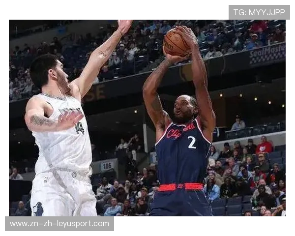 伦纳德低位背身接球一锤定音，快船掌握主动